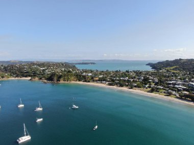 Waiheke Adası, Auckland / Yeni Zelanda - 31 Aralık 2019: Muhteşem plajları, kıyıları, tepe arazileri ve üzüm bağlarıyla Yeni Zelanda 'nın cennet adası Waiheke