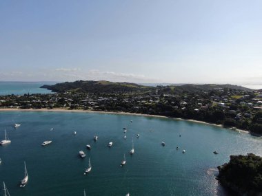 Waiheke Adası, Auckland / Yeni Zelanda - 31 Aralık 2019: Muhteşem plajları, kıyıları, tepe arazileri ve üzüm bağlarıyla Yeni Zelanda 'nın cennet adası Waiheke