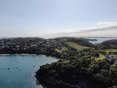 Waiheke Adası, Auckland / Yeni Zelanda - 31 Aralık 2019: Muhteşem plajları, kıyıları, tepe arazileri ve üzüm bağlarıyla Yeni Zelanda 'nın cennet adası Waiheke