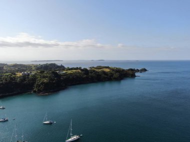 Waiheke Adası, Auckland / Yeni Zelanda - 31 Aralık 2019: Muhteşem plajları, kıyıları, tepe arazileri ve üzüm bağlarıyla Yeni Zelanda 'nın cennet adası Waiheke