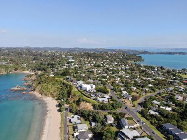 Waiheke Adası, Auckland / Yeni Zelanda - 31 Aralık 2019: Muhteşem plajları, kıyıları, tepe arazileri ve üzüm bağlarıyla Yeni Zelanda 'nın cennet adası Waiheke