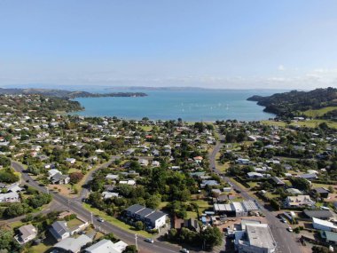 Waiheke Adası, Auckland / Yeni Zelanda - 31 Aralık 2019: Muhteşem plajları, kıyıları, tepe arazileri ve üzüm bağlarıyla Yeni Zelanda 'nın cennet adası Waiheke