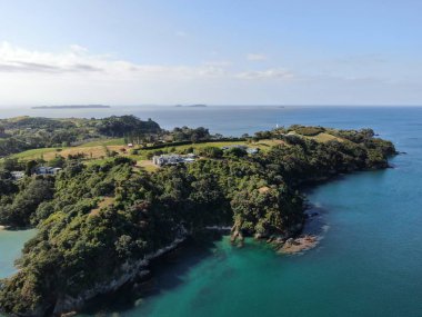 Waiheke Adası, Auckland / Yeni Zelanda - 31 Aralık 2019: Muhteşem plajları, kıyıları, tepe arazileri ve üzüm bağlarıyla Yeni Zelanda 'nın cennet adası Waiheke
