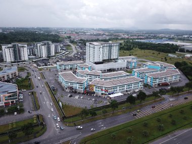Kuching, Sarawak / Malezya - 3 Ocak 2020: Tabuan Sükuneti ticaret alanı, apartman ve konutlar