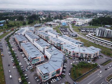 Kuching, Sarawak / Malezya - 3 Ocak 2020: Tabuan Sükuneti ticaret alanı, apartman ve konutlar