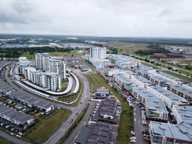 Kuching, Sarawak / Malezya - 3 Ocak 2020: Tabuan Sükuneti ticaret alanı, apartman ve konutlar