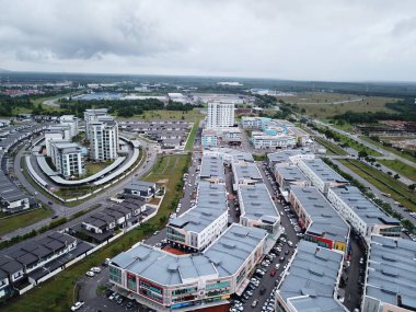 Kuching, Sarawak / Malezya - 3 Ocak 2020: Tabuan Sükuneti ticaret alanı, apartman ve konutlar