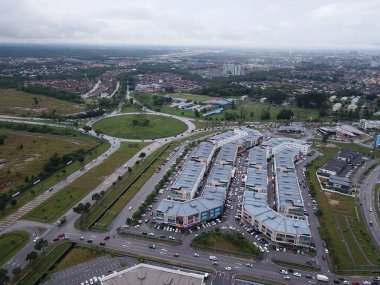 Kuching, Sarawak / Malezya - 3 Ocak 2020: Tabuan Sükuneti ticaret alanı, apartman ve konutlar