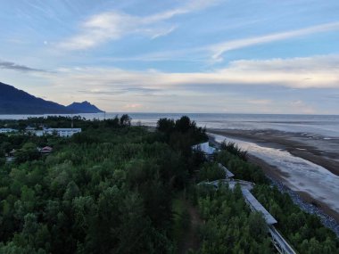 Buntal, Sarawak / Malezya - 6 Ocak 2020: Sarawak Malezya 'daki Güzel Balıkçı Köyü, Güney Çin Denizi' nin yanında, arka planda güçlü Santubong Dağı var.