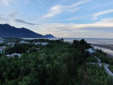 Buntal, Sarawak / Malezya - 6 Ocak 2020: Sarawak Malezya 'daki Güzel Balıkçı Köyü, Güney Çin Denizi' nin yanında, arka planda güçlü Santubong Dağı var.