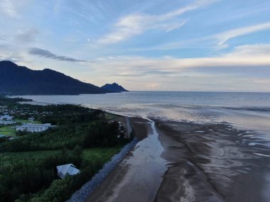 Buntal, Sarawak / Malezya - 6 Ocak 2020: Sarawak Malezya 'daki Güzel Balıkçı Köyü, Güney Çin Denizi' nin yanında, arka planda güçlü Santubong Dağı var.