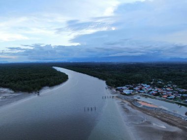 Buntal, Sarawak / Malezya - 6 Ocak 2020: Sarawak Malezya 'daki Güzel Balıkçı Köyü, Güney Çin Denizi' nin yanında, arka planda güçlü Santubong Dağı var.