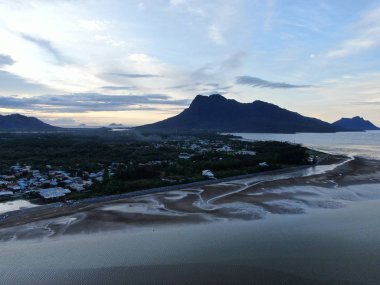 Buntal, Sarawak / Malezya - 6 Ocak 2020: Sarawak Malezya 'daki Güzel Balıkçı Köyü, Güney Çin Denizi' nin yanında, arka planda güçlü Santubong Dağı var.