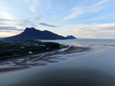 Buntal, Sarawak / Malezya - 6 Ocak 2020: Sarawak Malezya 'daki Güzel Balıkçı Köyü, Güney Çin Denizi' nin yanında, arka planda güçlü Santubong Dağı var.