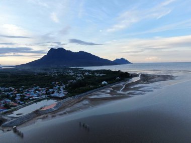 Buntal, Sarawak / Malezya - 6 Ocak 2020: Sarawak Malezya 'daki Güzel Balıkçı Köyü, Güney Çin Denizi' nin yanında, arka planda güçlü Santubong Dağı var.