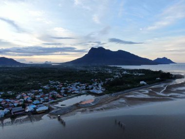 Buntal, Sarawak / Malezya - 6 Ocak 2020: Sarawak Malezya 'daki Güzel Balıkçı Köyü, Güney Çin Denizi' nin yanında, arka planda güçlü Santubong Dağı var.