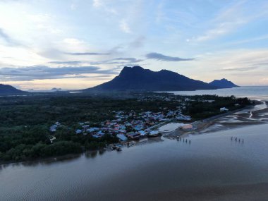 Buntal, Sarawak / Malezya - 6 Ocak 2020: Sarawak Malezya 'daki Güzel Balıkçı Köyü, Güney Çin Denizi' nin yanında, arka planda güçlü Santubong Dağı var.