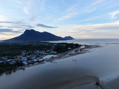 Buntal, Sarawak / Malezya - 6 Ocak 2020: Sarawak Malezya 'daki Güzel Balıkçı Köyü, Güney Çin Denizi' nin yanında, arka planda güçlü Santubong Dağı var.