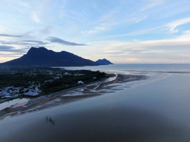 Buntal, Sarawak / Malezya - 6 Ocak 2020: Sarawak Malezya 'daki Güzel Balıkçı Köyü, Güney Çin Denizi' nin yanında, arka planda güçlü Santubong Dağı var.