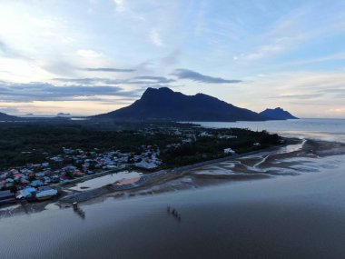 Buntal, Sarawak / Malezya - 6 Ocak 2020: Sarawak Malezya 'daki Güzel Balıkçı Köyü, Güney Çin Denizi' nin yanında, arka planda güçlü Santubong Dağı var.