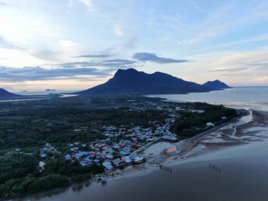 Buntal, Sarawak / Malezya - 6 Ocak 2020: Sarawak Malezya 'daki Güzel Balıkçı Köyü, Güney Çin Denizi' nin yanında, arka planda güçlü Santubong Dağı var.