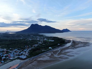 Buntal, Sarawak / Malezya - 6 Ocak 2020: Sarawak Malezya 'daki Güzel Balıkçı Köyü, Güney Çin Denizi' nin yanında, arka planda güçlü Santubong Dağı var.