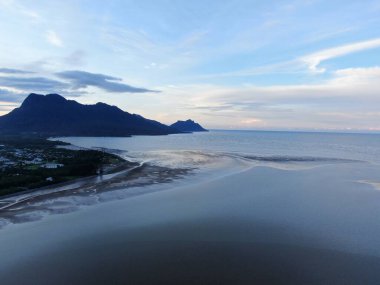 Buntal, Sarawak / Malezya - 6 Ocak 2020: Sarawak Malezya 'daki Güzel Balıkçı Köyü, Güney Çin Denizi' nin yanında, arka planda güçlü Santubong Dağı var.