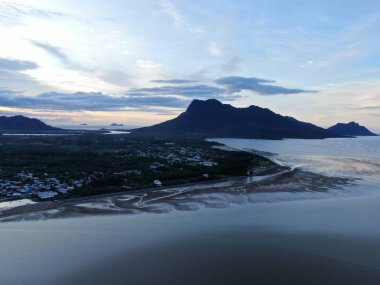 Buntal, Sarawak / Malezya - 6 Ocak 2020: Sarawak Malezya 'daki Güzel Balıkçı Köyü, Güney Çin Denizi' nin yanında, arka planda güçlü Santubong Dağı var.