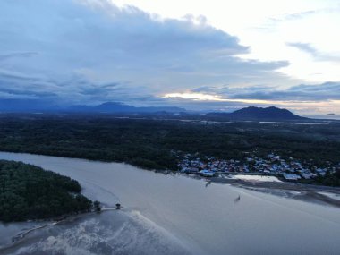 Buntal, Sarawak / Malezya - 6 Ocak 2020: Sarawak Malezya 'daki Güzel Balıkçı Köyü, Güney Çin Denizi' nin yanında, arka planda güçlü Santubong Dağı var.