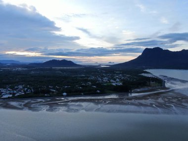 Buntal, Sarawak / Malezya - 6 Ocak 2020: Sarawak Malezya 'daki Güzel Balıkçı Köyü, Güney Çin Denizi' nin yanında, arka planda güçlü Santubong Dağı var.