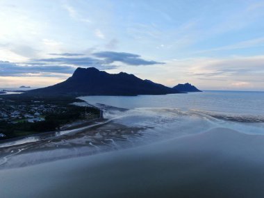 Buntal, Sarawak / Malezya - 6 Ocak 2020: Sarawak Malezya 'daki Güzel Balıkçı Köyü, Güney Çin Denizi' nin yanında, arka planda güçlü Santubong Dağı var.