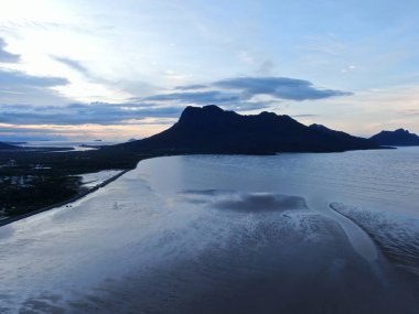 Buntal, Sarawak / Malezya - 6 Ocak 2020: Sarawak Malezya 'daki Güzel Balıkçı Köyü, Güney Çin Denizi' nin yanında, arka planda güçlü Santubong Dağı var.