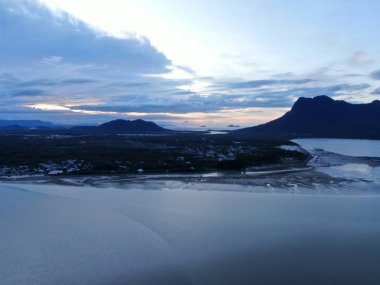 Buntal, Sarawak / Malezya - 6 Ocak 2020: Sarawak Malezya 'daki Güzel Balıkçı Köyü, Güney Çin Denizi' nin yanında, arka planda güçlü Santubong Dağı var.