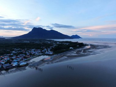 Buntal, Sarawak / Malezya - 6 Ocak 2020: Sarawak Malezya 'daki Güzel Balıkçı Köyü, Güney Çin Denizi' nin yanında, arka planda güçlü Santubong Dağı var.