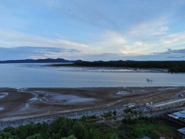 Buntal, Sarawak / Malezya - 6 Ocak 2020: Sarawak Malezya 'daki Güzel Balıkçı Köyü, Güney Çin Denizi' nin yanında, arka planda güçlü Santubong Dağı var.