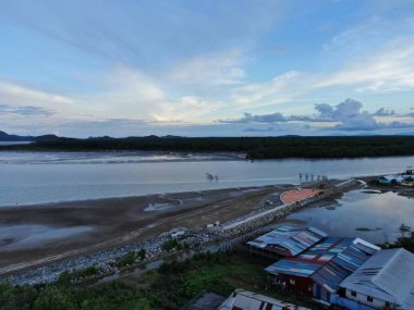 Buntal, Sarawak / Malezya - 6 Ocak 2020: Sarawak Malezya 'daki Güzel Balıkçı Köyü, Güney Çin Denizi' nin yanında, arka planda güçlü Santubong Dağı var.