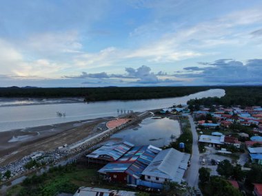 Buntal, Sarawak / Malezya - 6 Ocak 2020: Sarawak Malezya 'daki Güzel Balıkçı Köyü, Güney Çin Denizi' nin yanında, arka planda güçlü Santubong Dağı var.