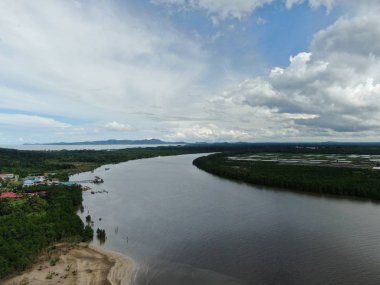 Santubong, Sarawak / Malezya - 6 Ocak 2020: The Scenic Santubong Village, Santubong bölgesi sahili ve kıyı manzarası, Sarawak eyaleti Borneo; güçlü Santubong Dağı arka planda