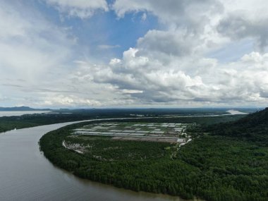 Santubong, Sarawak / Malezya - 6 Ocak 2020: The Scenic Santubong Village, Santubong bölgesi sahili ve kıyı manzarası, Sarawak eyaleti Borneo; güçlü Santubong Dağı arka planda