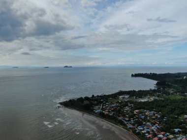 Santubong, Sarawak / Malezya - 6 Ocak 2020: The Scenic Santubong Village, Santubong bölgesi sahili ve kıyı manzarası, Sarawak eyaleti Borneo; güçlü Santubong Dağı arka planda