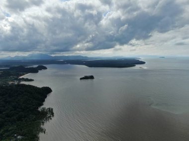 Santubong, Sarawak / Malezya - 6 Ocak 2020: The Scenic Santubong Village, Santubong bölgesi sahili ve kıyı manzarası, Sarawak eyaleti Borneo; güçlü Santubong Dağı arka planda