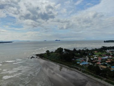 Santubong, Sarawak / Malezya - 6 Ocak 2020: The Scenic Santubong Village, Santubong bölgesi sahili ve kıyı manzarası, Sarawak eyaleti Borneo; güçlü Santubong Dağı arka planda