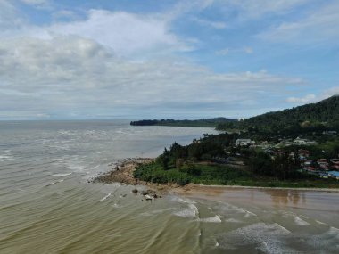 Santubong, Sarawak / Malezya - 6 Ocak 2020: The Scenic Santubong Village, Santubong bölgesi sahili ve kıyı manzarası, Sarawak eyaleti Borneo; güçlü Santubong Dağı arka planda