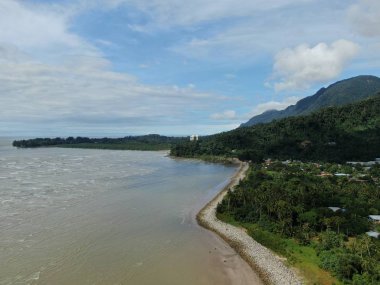 Santubong, Sarawak / Malezya - 6 Ocak 2020: The Scenic Santubong Village, Santubong bölgesi sahili ve kıyı manzarası, Sarawak eyaleti Borneo; güçlü Santubong Dağı arka planda