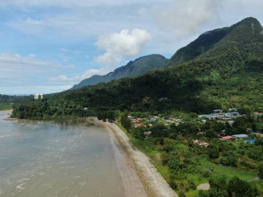 Santubong, Sarawak / Malezya - 6 Ocak 2020: The Scenic Santubong Village, Santubong bölgesi sahili ve kıyı manzarası, Sarawak eyaleti Borneo; güçlü Santubong Dağı arka planda