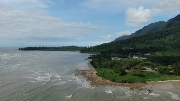 Santubong, Sarawak / Malaisie - 6 janvier 2020 : Le village pittoresque de Santubong, les plages et la vue côtière de la région de Santubong, dans l'État de Bornéo, au Sarawak   avec le puissant mont Santubong comme arrière-plan 