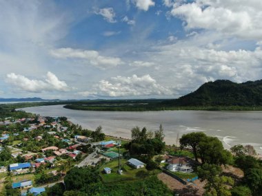 Santubong, Sarawak / Malezya - 6 Ocak 2020: The Scenic Santubong Village, Santubong bölgesi sahili ve kıyı manzarası, Sarawak eyaleti Borneo; güçlü Santubong Dağı arka planda