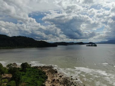 Santubong, Sarawak / Malezya - 6 Ocak 2020: The Scenic Santubong Village, Santubong bölgesi sahili ve kıyı manzarası, Sarawak eyaleti Borneo; güçlü Santubong Dağı arka planda