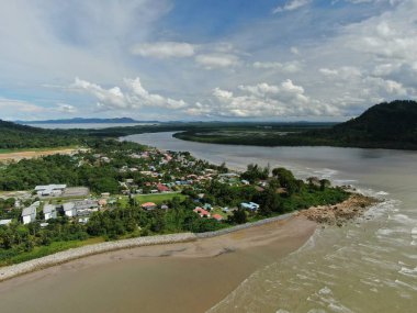 Santubong, Sarawak / Malezya - 6 Ocak 2020: The Scenic Santubong Village, Santubong bölgesi sahili ve kıyı manzarası, Sarawak eyaleti Borneo; güçlü Santubong Dağı arka planda