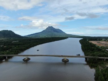 Santubong, Sarawak / Malezya - 6 Ocak 2020: The Scenic Santubong Village, Santubong bölgesi sahili ve kıyı manzarası, Sarawak eyaleti Borneo; güçlü Santubong Dağı arka planda